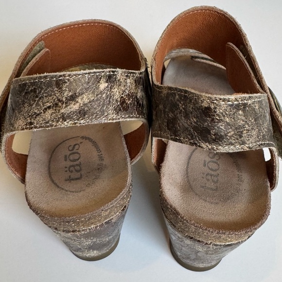 Taos Footwear Women's Sandals - Textured Brown with Gold Accents 5 -5.5 - Picture 4 of 10
